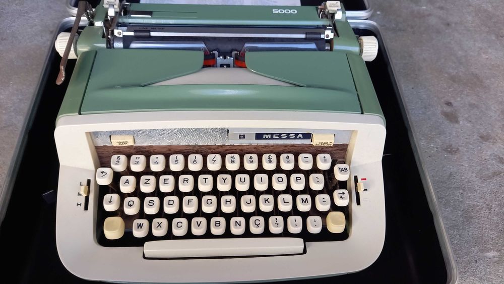 [Vintage] Typewriter | Messa 5000
