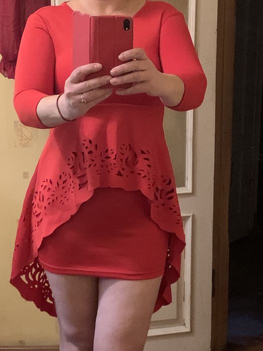 Червона сукня