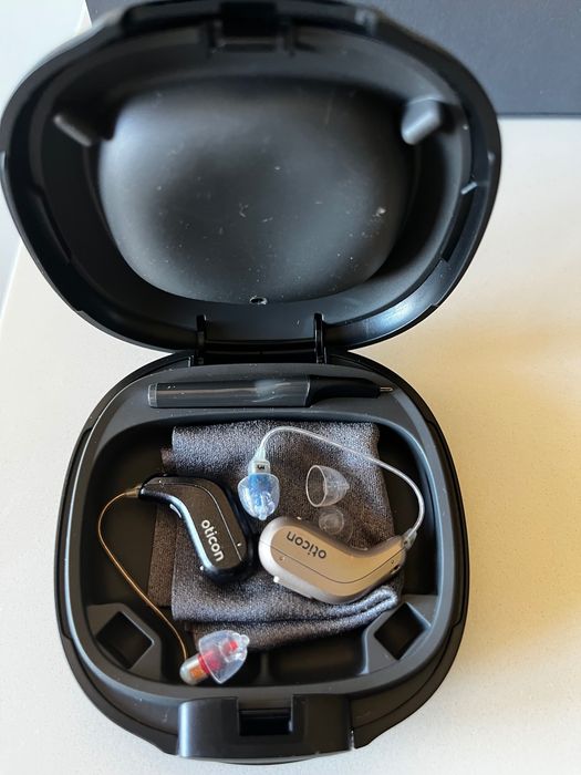 Aparelhos auditivos com pouquíssima utilização.