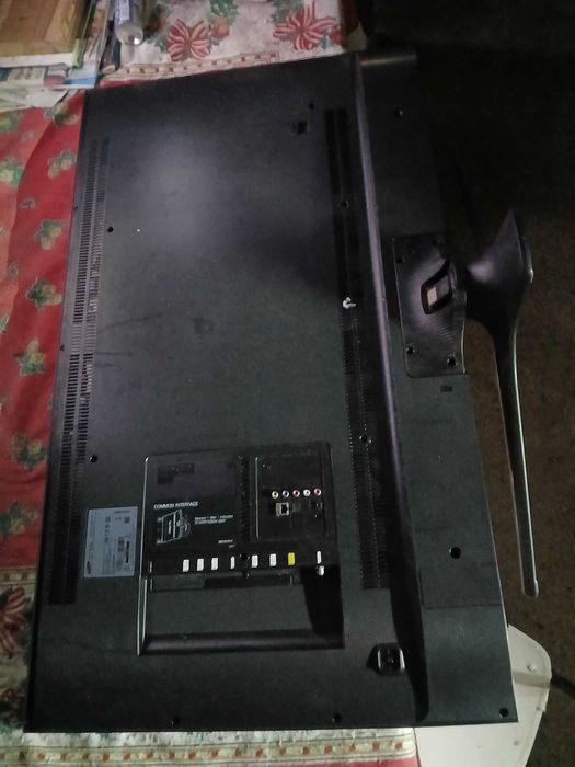 PEÇAS - TV LED 50" - Samsung UE50JU6800K - com Ecrã Partido!!!