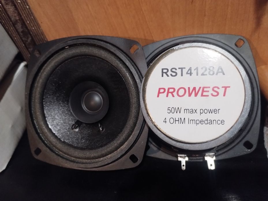 Комплект двухполосних динамиків 2х10 Вт.