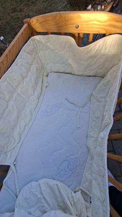 Kołyska z blokadą, na kólkach.