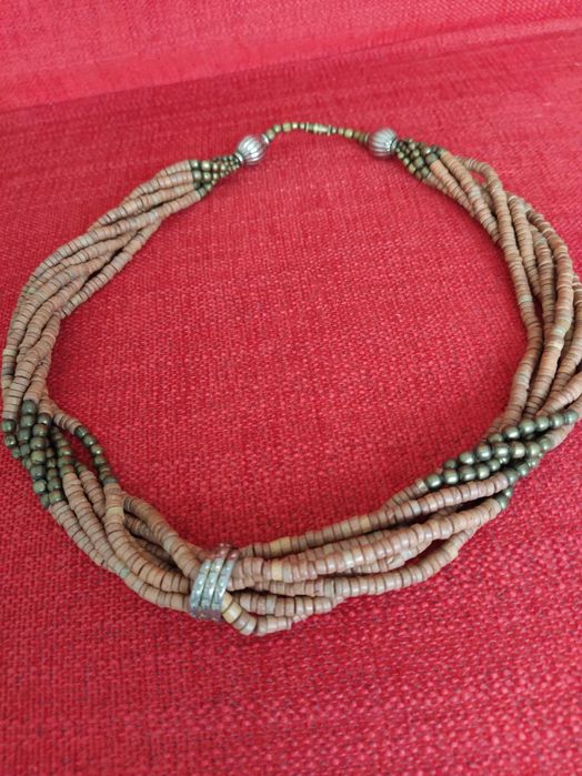 Colar tons terra e dourado com trabalhado lindissimo
