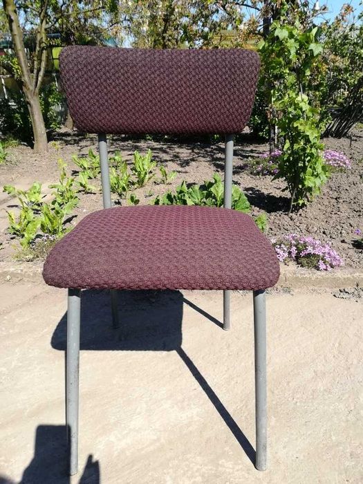 krzesło na metalowej podstawie