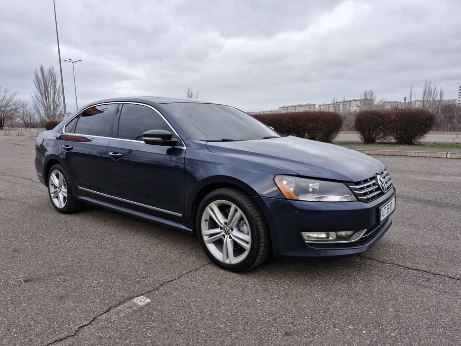 Passat 2.0 tdі в САМОЙ МАКСИМАЛЬНОЙ комплектации SEL Premium!В ШИКАРНОМ ЦВЕТЕ СИНИЙ ПЕРЛАМУТР!Минимальное повреждение по Америке!Adblue отшыт!Технически и визуально АВТО в ИДЕАЛЬНОМ СОСТОЯНИИ!Всё полностью обслужено!Все стёкла вкруг родные включая лобовое!Салон опрятный кожа с алькантарой!Новый демпфер,новый грм с помпой,ходовая вся перебрана!Месяц назад отреставрирована турбина!Масло только поменяно Motul 5w30!Всё работает никаких ошибок!Премиальна музыка Fender!Очень резвая и экономная,расход город 6л/100 км,трасса 5л/100км!Авто реально без вложений!Цена более чем адекватная за такое состояние и комплектацию!