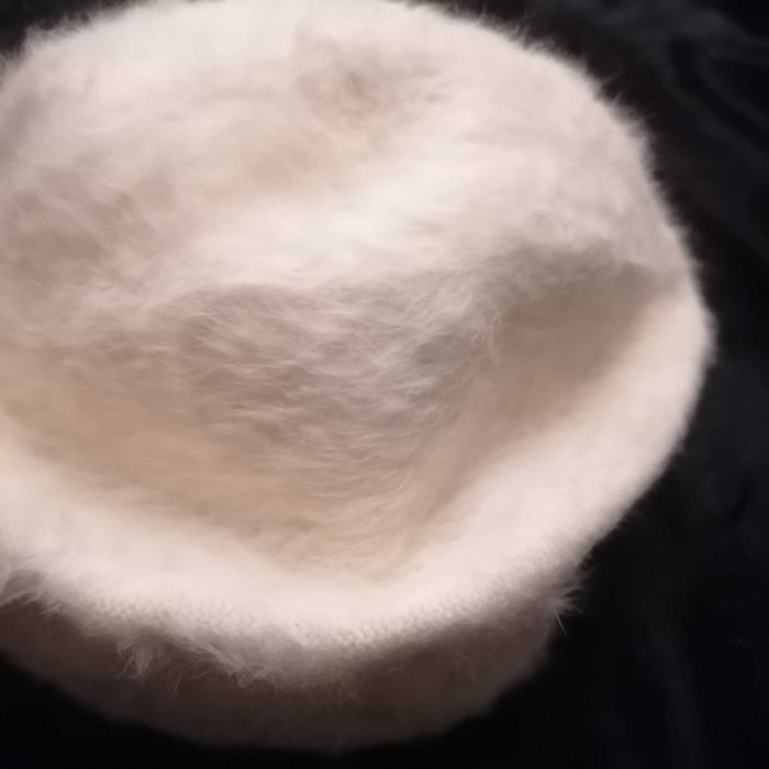 Czapka toczek w kremowym kolorze