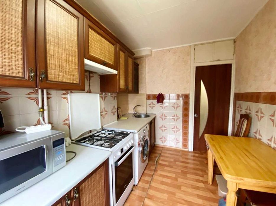 Продаю 3-кімнатну квартиру, вул. Космонавтів,р-н ринку "Баштанський"ц6