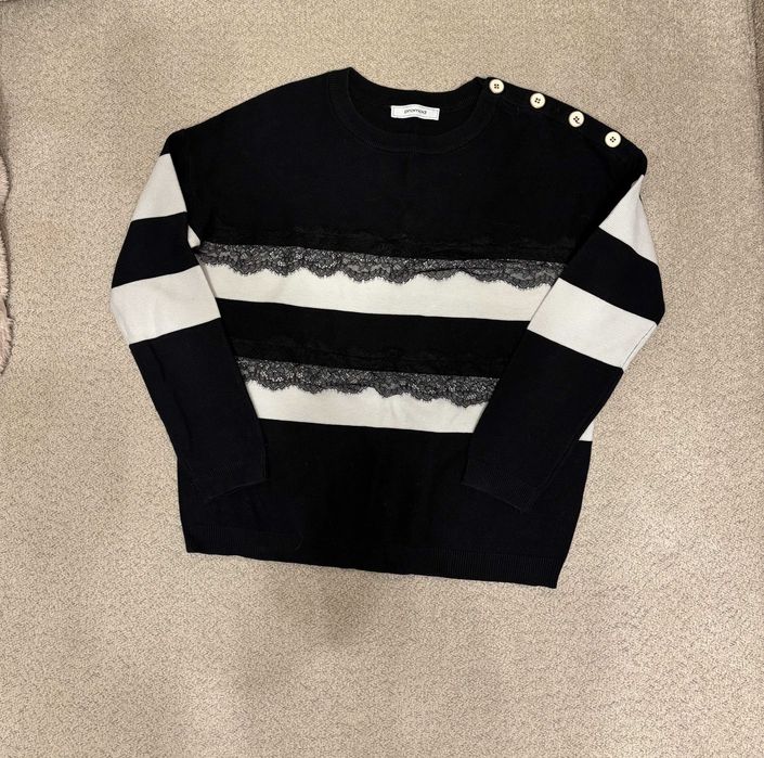 Sweter w paski Promod z koronką i guzikami na ramieniu