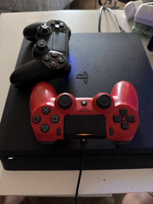 Ps4 Slim +2 Comandos (preto e vermelho)