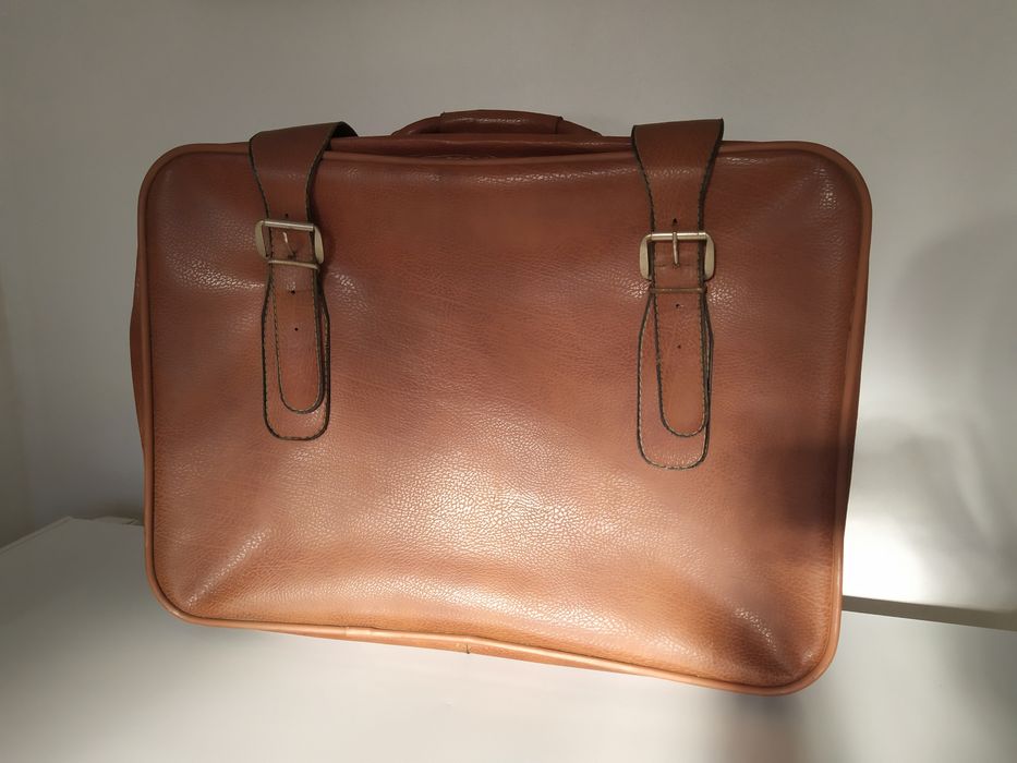 Vendo mala de viagem em pele com fivelas -Vintage