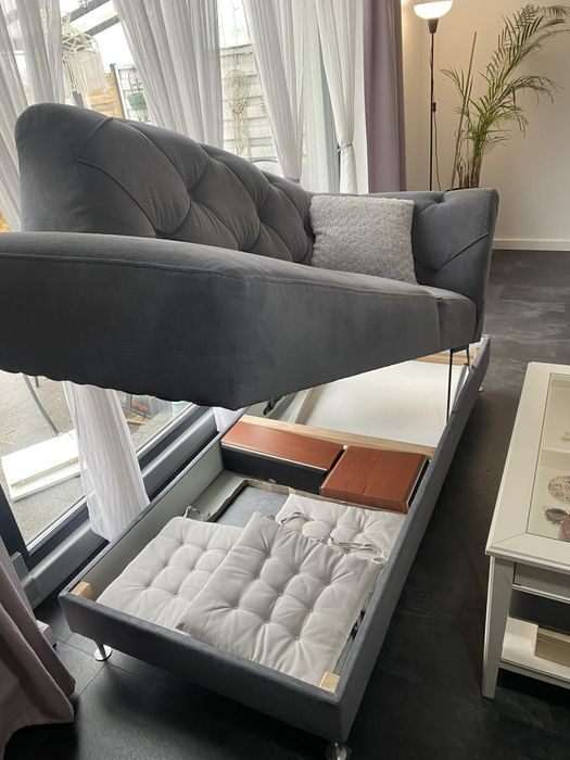 Dwie kanapy wypoczynkowe - szezlongi, sofy, welurowe.