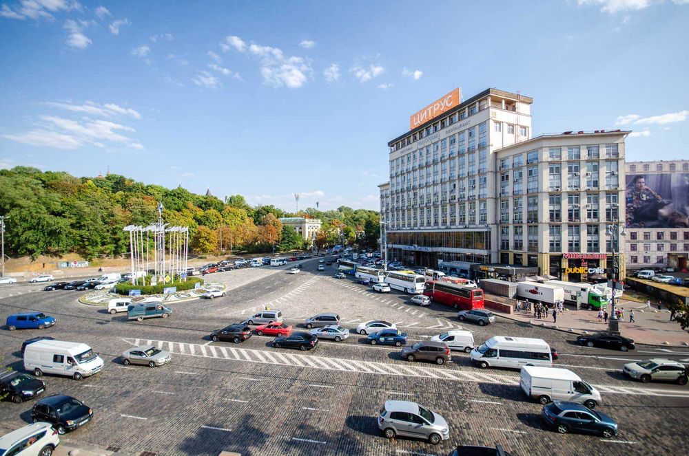 Офіс з меблями біля м Майдан Незалежності. 53м. 2 кімнати. Світло Є