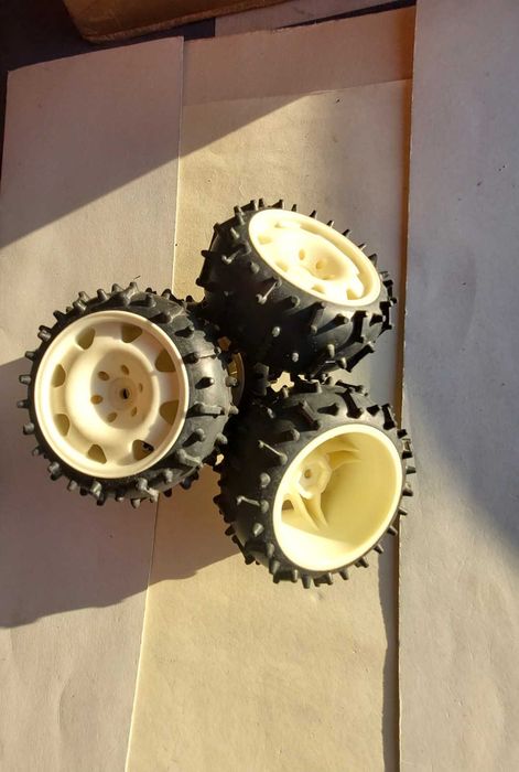 RC escala 1/10 e 1/12Pneus/jantes carros.Novos /semi novos.Ler anuncio