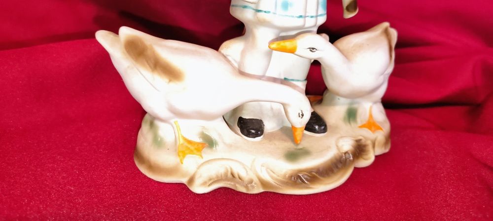 Figurka porcelanowa sygnowana