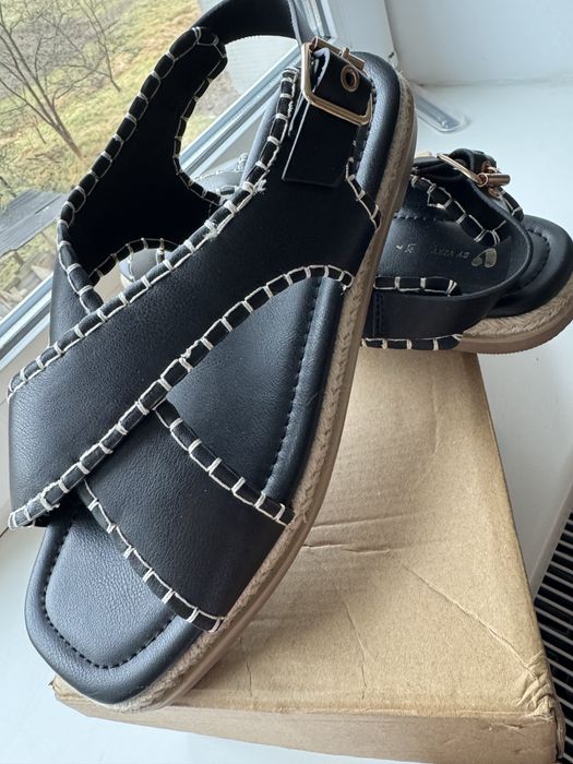 Босоніжки жіночі