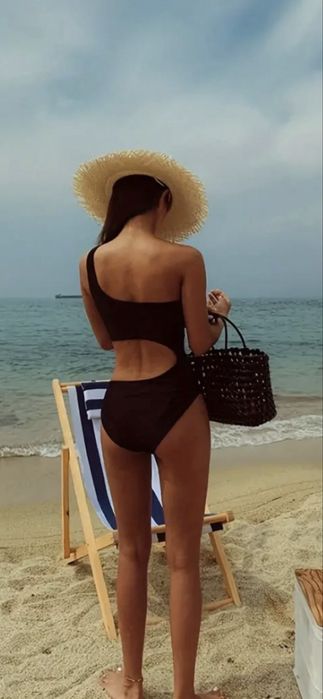 Чорний купальник з вирізами