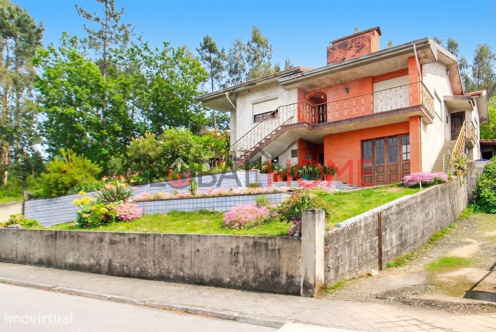 Moradia Bifamiliar T4 com Jardim e 4 Frentes em Lever
