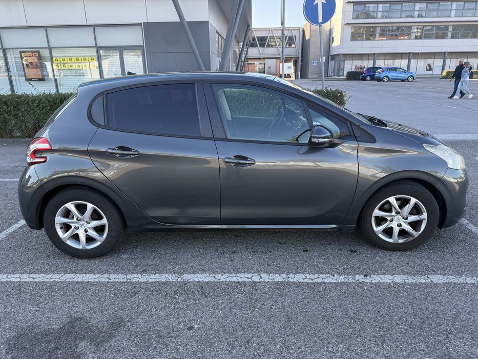 Peugeot 208 Hdi - 2012