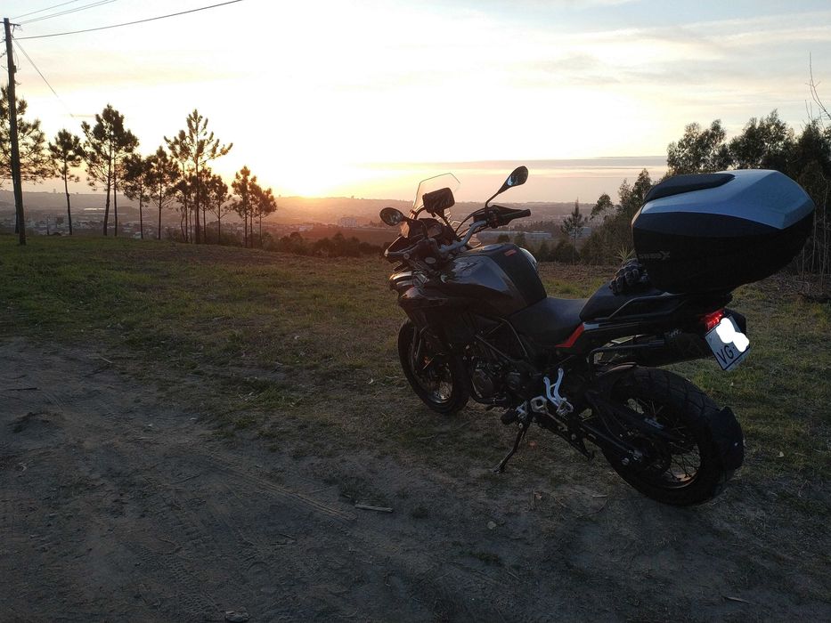 Benelli TRK 502 X,  com top case e laterais SHAD