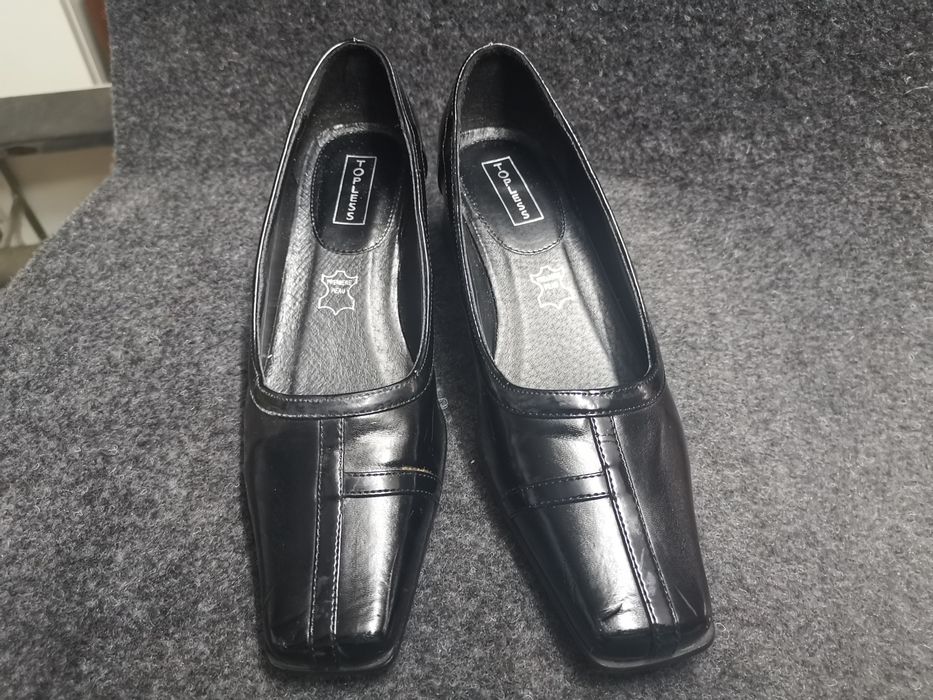 Sapatos pretos de senhora nr. 38
