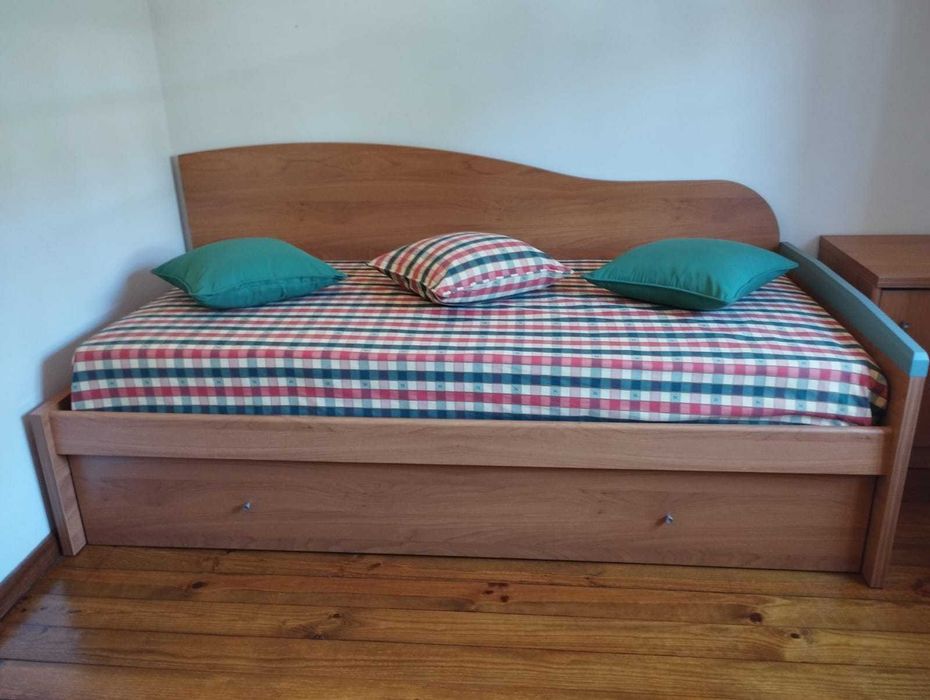Conjunto quarto - cama, armário, mesa de cabeceira, cadeira +
