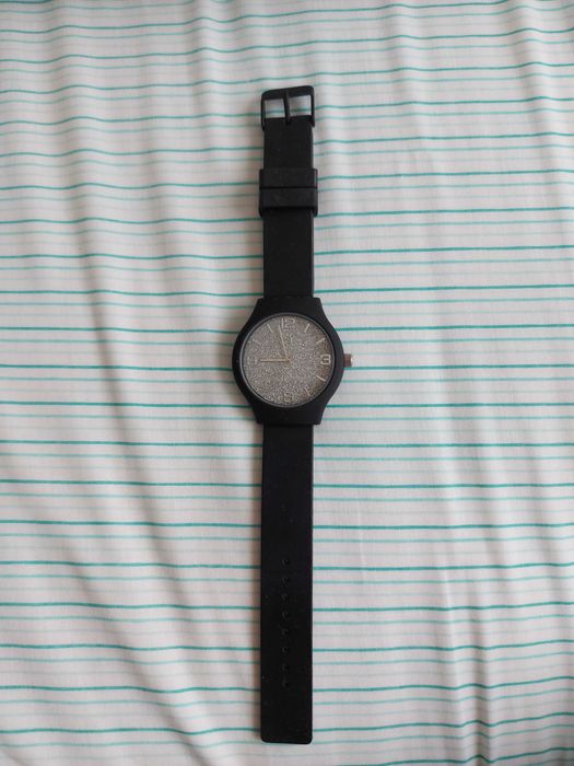 Relógio preto e prateado