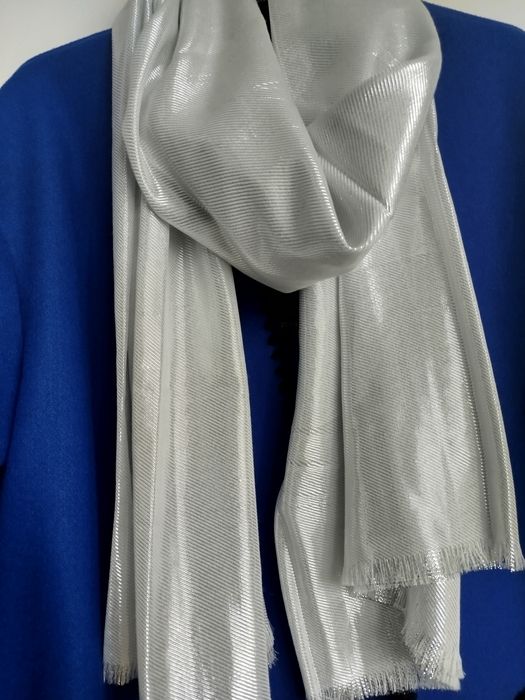 Nowy duży delikatny  szal ze srebrną nitką