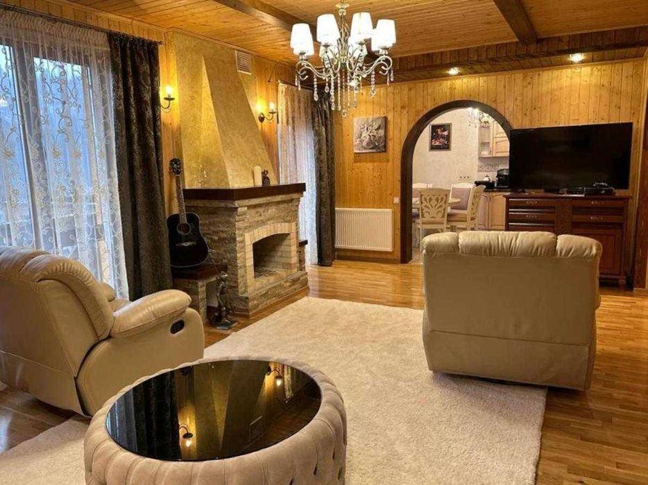 Продаж елітного особняка з басейном в Буковелі