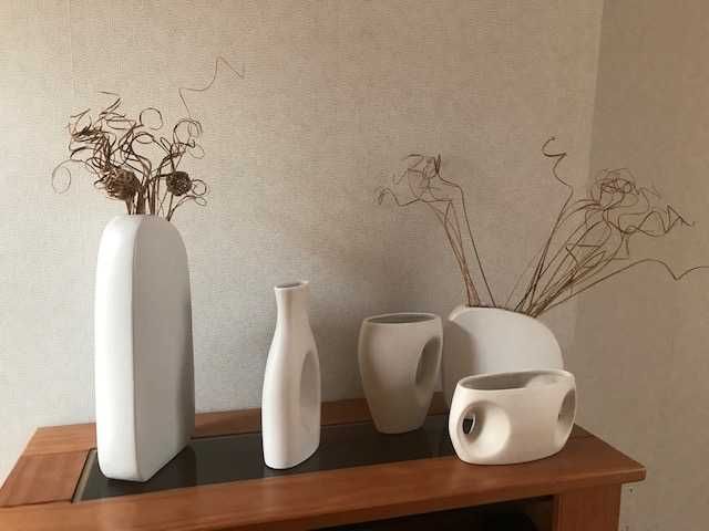 Various ceramic decorative pieces64750648697859126
