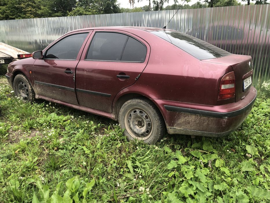 шкода октавіа ТУР дверка ляда запчастини