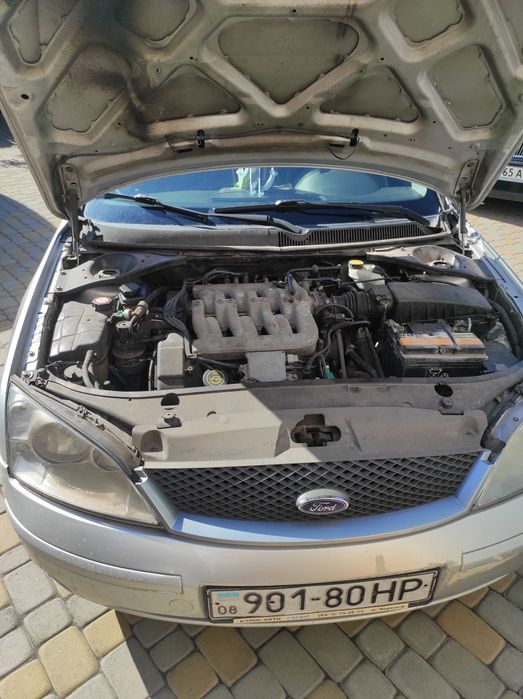 Машина на повному ходу сів і поїхав.