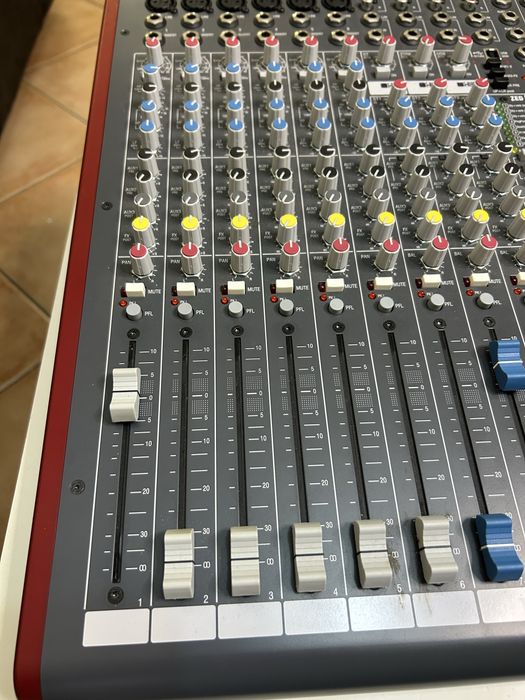 Vendo mesa de mistura Allen & Heath ZED-12FX em estado impecável, praticamente como nova.