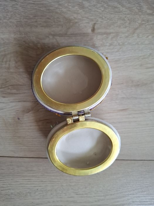 Mała szkatułka, puzderko na biżuterię, bibeloty