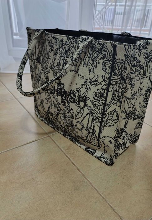 Sprzedaję dużą torbę z krótkimi uchwytami.