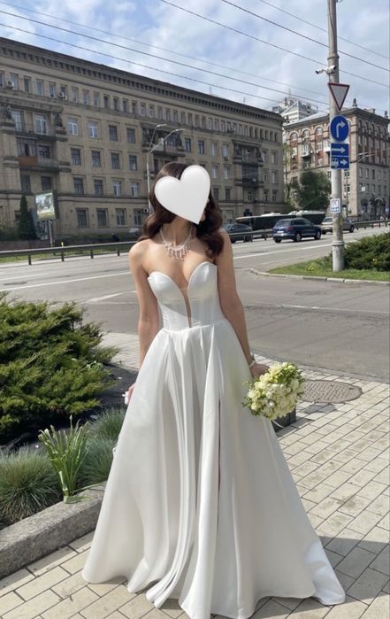 Весільна сукня, молочного кольору з корсетом