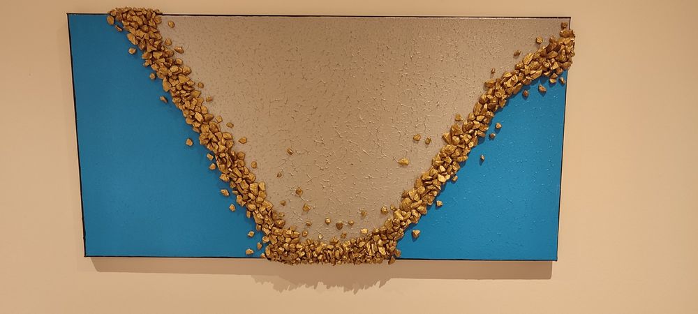 Pintura de tela com pedras douradas e prateadas