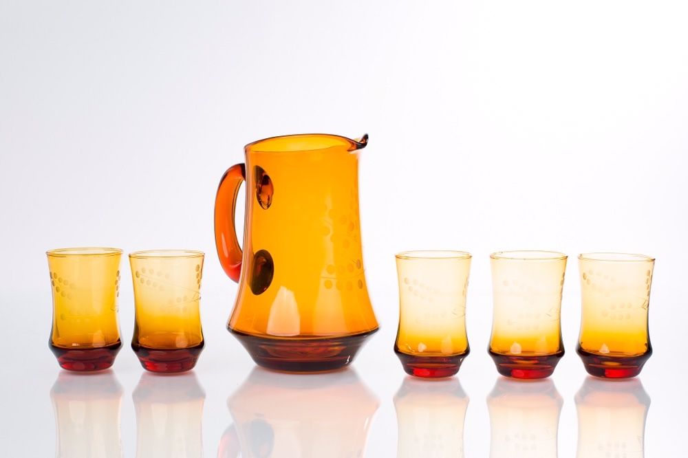 Dzbanek plus szklanki z ręcznie formowanego szkła PRL