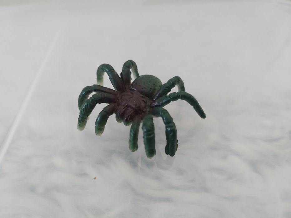 Zestaw 9 figurek pająków