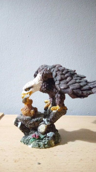 Estatueta Águia Vermelha