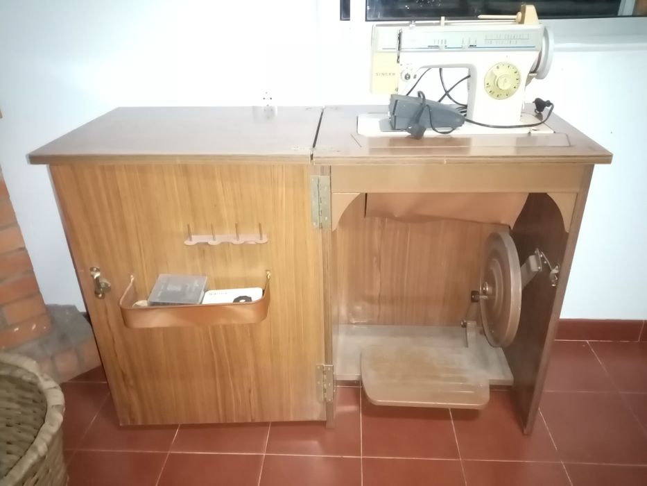 Máquina antiga de costura SINGER