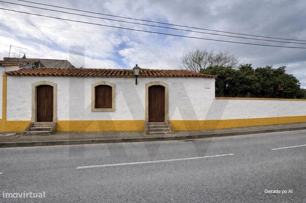 Moradia para recuperação com quintal situado na Azinhaga