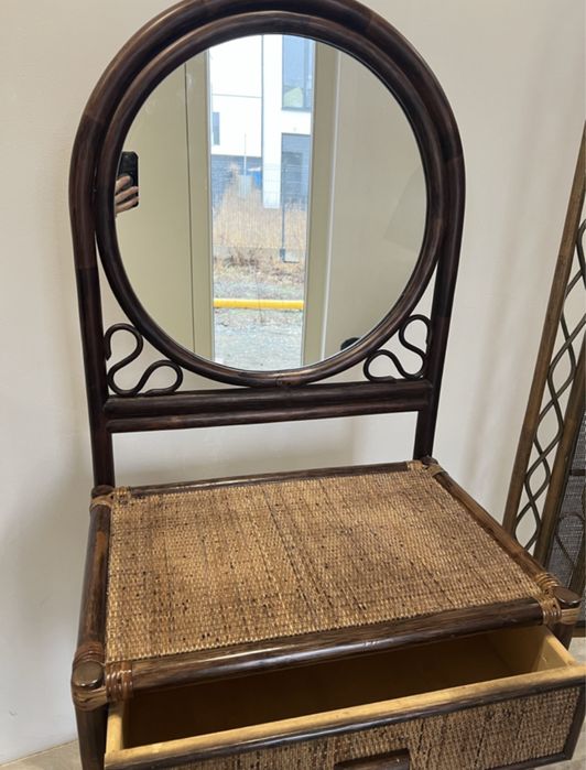Zestaw mebli rattanowych vintage – lustro + toaletka + parawan boho