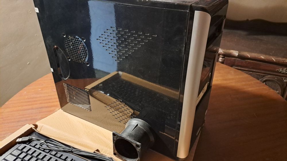Desktop Tsunami + monitor + placa de video + teclado