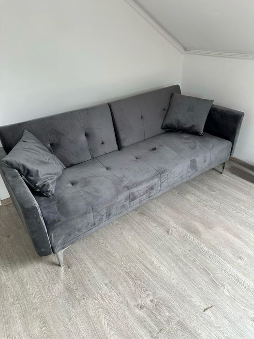 Szara sofa.