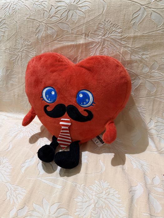 Peluche Coração com Bigode e Gravata – Como Novo