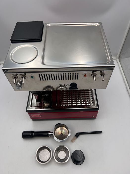 Kolbowy ekspres ciśnieniowy Quick Mill MODEL. 0835 Retro srebrny/czerwony