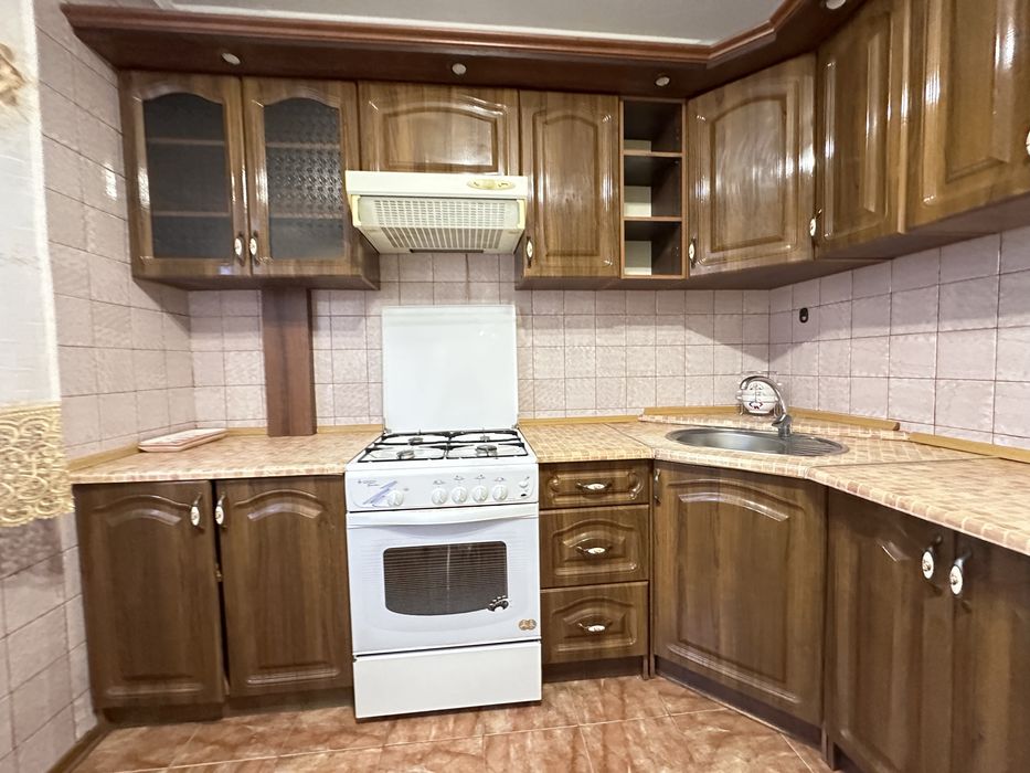 Продаж трикімнатної квартири  з каремонтом , меблями та технікою