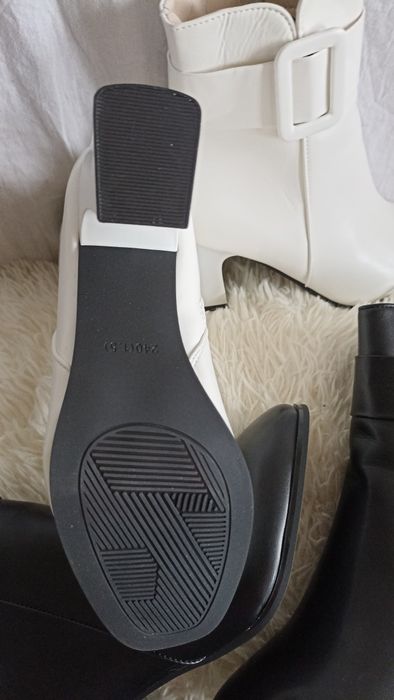 Чобітки та полуботки жіночі