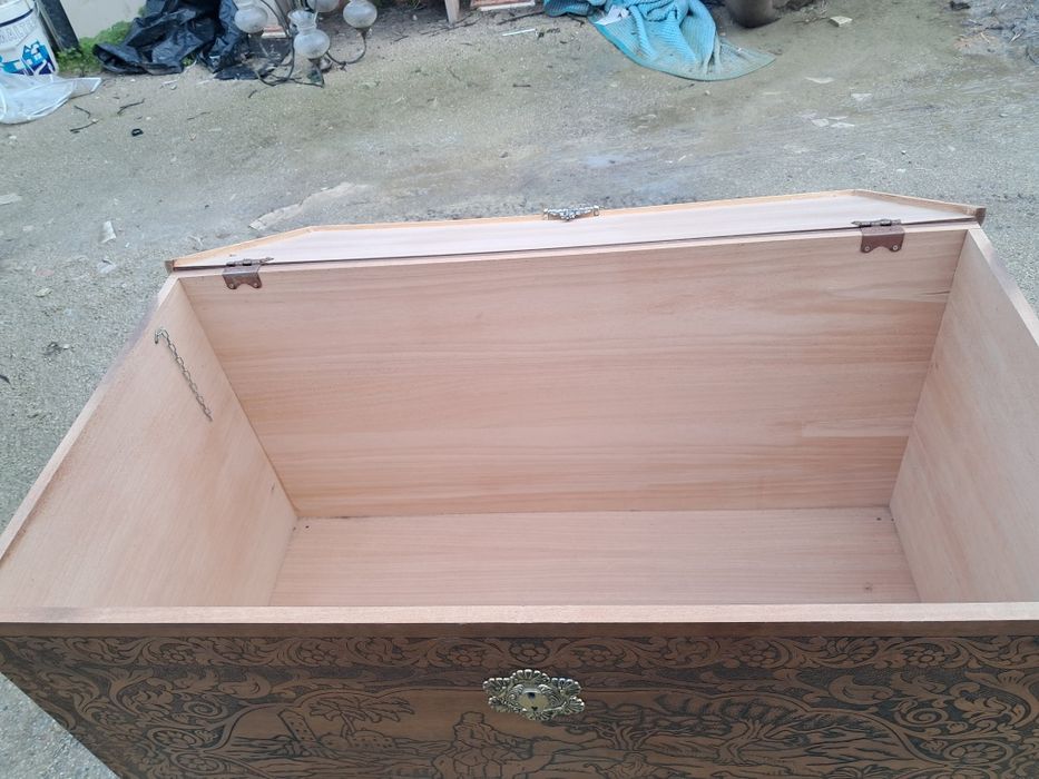 Arca em madeira macica trabalhada