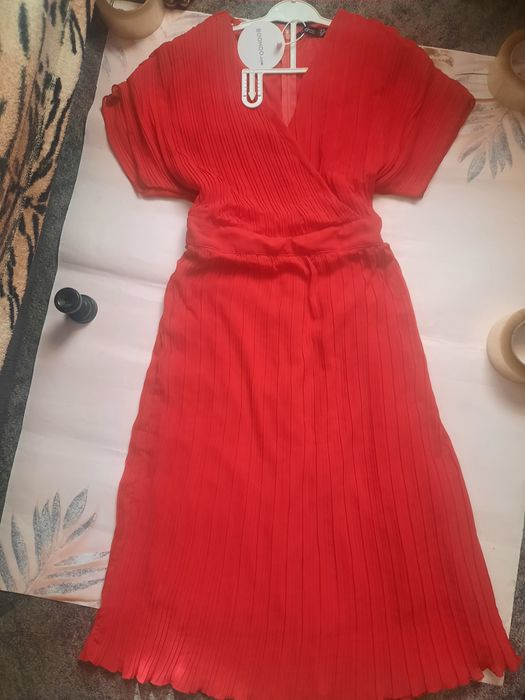 Красивейшее красное платье плиссировка.42-44.